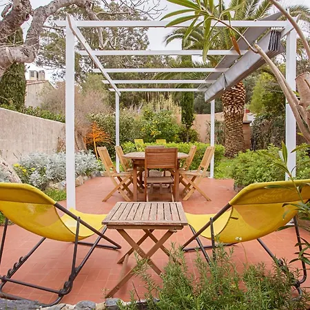 La Maison Et Son Jardin Clos
